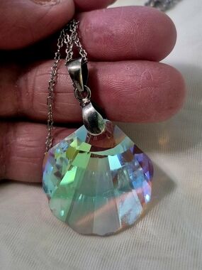 Source Unknown Silver Iridescent Green-Blue Shell Crystal Pendant Necklace